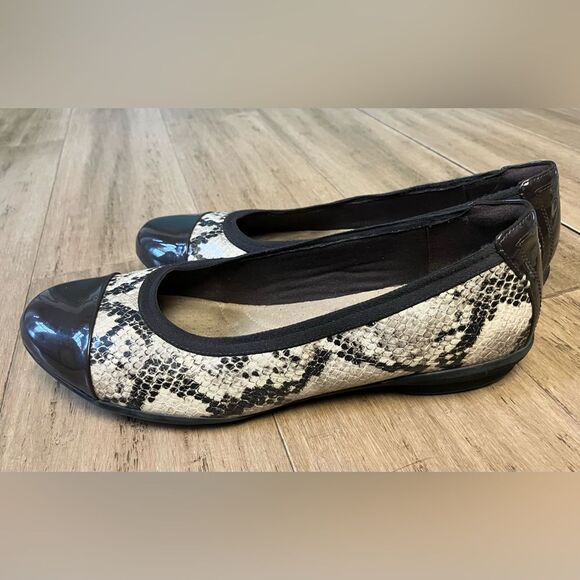Clarks Collection brown patent leather animal print leather women’s flats. 8 - Picture 3 of 6